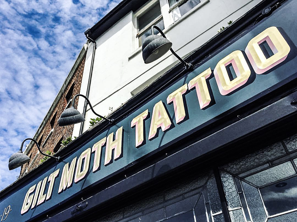Se faire tatouer à Londres : Gilt Moth Tattoo