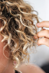 coiffure routine cheveux bouclés frisés boucle routine naturelle bio soin care hair shampoing conditionner curl curly secrets de loly avis