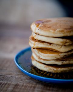 Pancakes fluffy - Faciles, rapides, délicieux, sirop d'érable