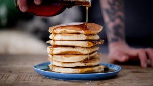 Pancakes fluffy - Faciles, rapides, délicieux, sirop d'érable